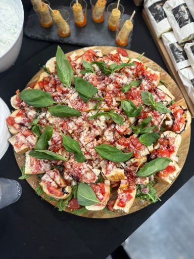 Bruschetta mit Tomaten, Parmesanflakes und altem Balsamico